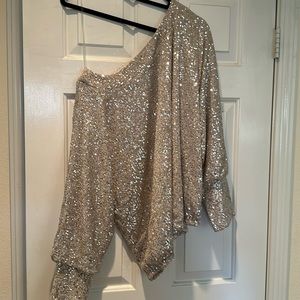 NWT Boston proper champagne color sequence top